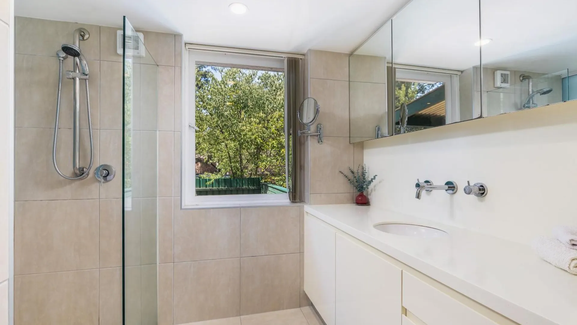 Architectural Comfy 2B&2B Home With A Garden View Close To A Lake And Yarralumla Shopping Centre 0*,  Australia