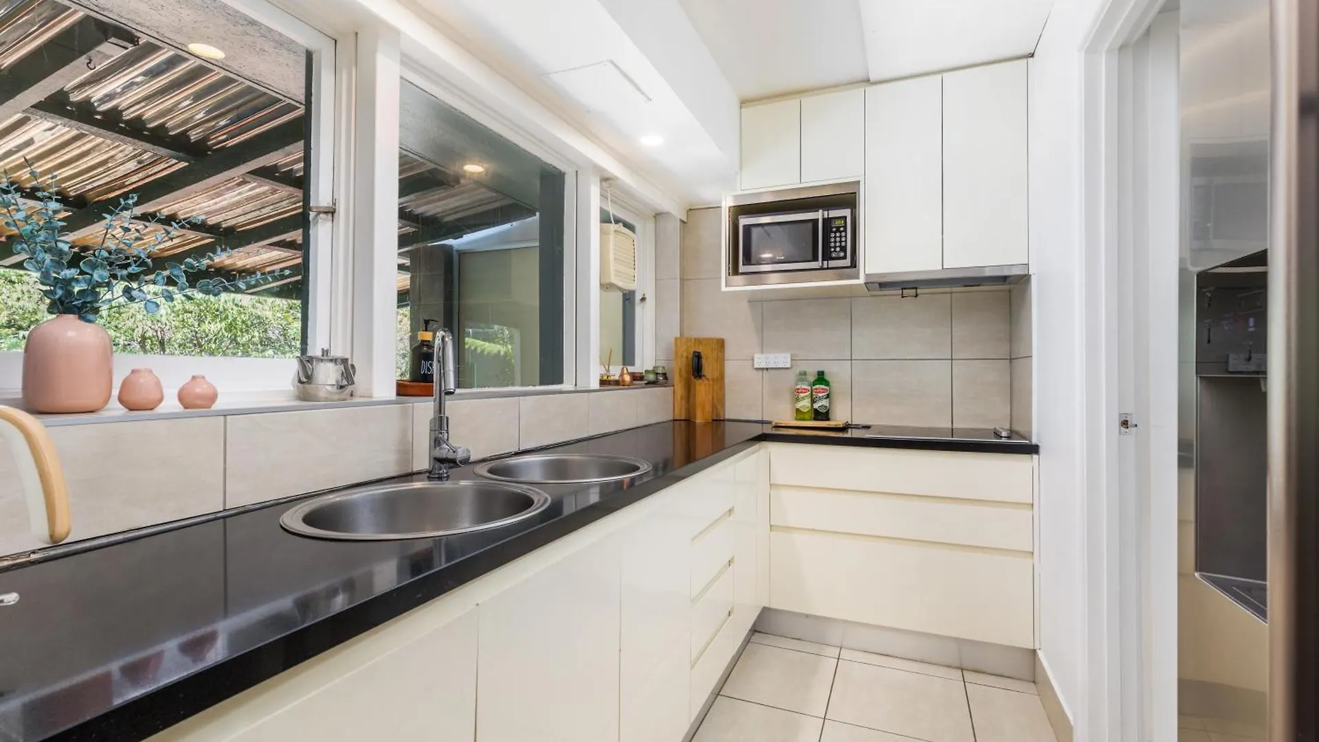 Architectural Comfy 2B&2B Home With A Garden View Close To A Lake And Yarralumla Shopping Centre